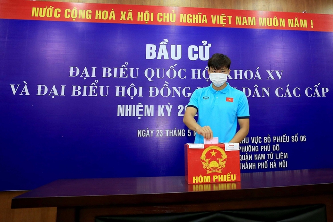 Các cầu thủ ĐT Việt Nam và U22 Việt Nam hào hứng đi bầu cử - Ảnh 1.
