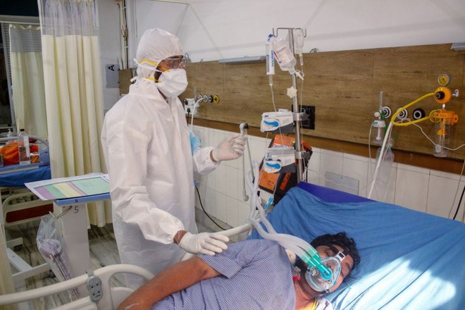 Chỉ sau 2 tháng bùng phát dịch, ít nhất 420 bác sĩ Ấn Độ đã tử vong vì Covid-19 - Ảnh 1.