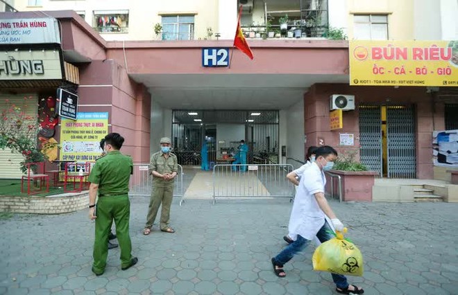Phong tỏa tòa nhà ở khu đô thị Việt Hưng, nơi có ca dương tính SARS-CoV-2; Khởi tố vụ bệnh nhân Covid-19 trốn cách ly, đi ăn thịt chó - Ảnh 1.