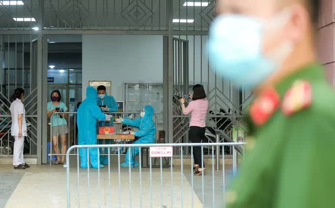 Phong tỏa tòa nhà ở khu đô thị Việt Hưng, nơi có ca dương tính SARS-CoV-2; Khởi tố vụ bệnh nhân Covid-19 trốn cách ly, đi ăn thịt chó - Ảnh 2.
