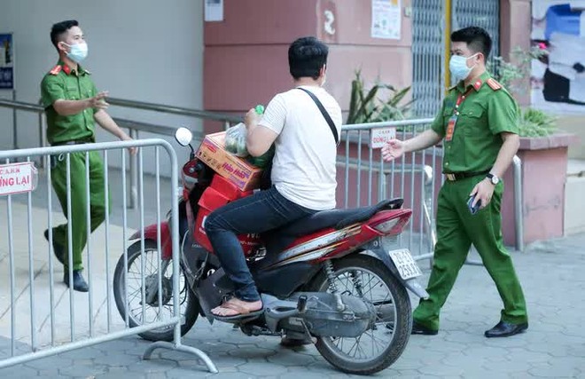 Phong tỏa tòa nhà ở khu đô thị Việt Hưng, nơi có ca dương tính SARS-CoV-2; Khởi tố vụ bệnh nhân Covid-19 trốn cách ly, đi ăn thịt chó - Ảnh 4.
