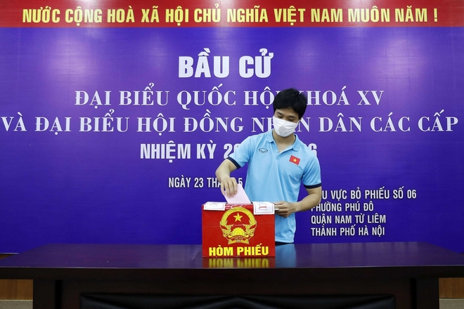 Các cầu thủ ĐT Việt Nam và U22 Việt Nam hào hứng đi bầu cử - Ảnh 7.
