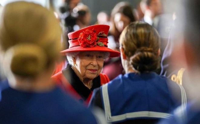 Nữ hoàng Anh thăm khỏi các thủy thủ trên tàu sân bay Queen Elizabeth. Ảnh: AFP.