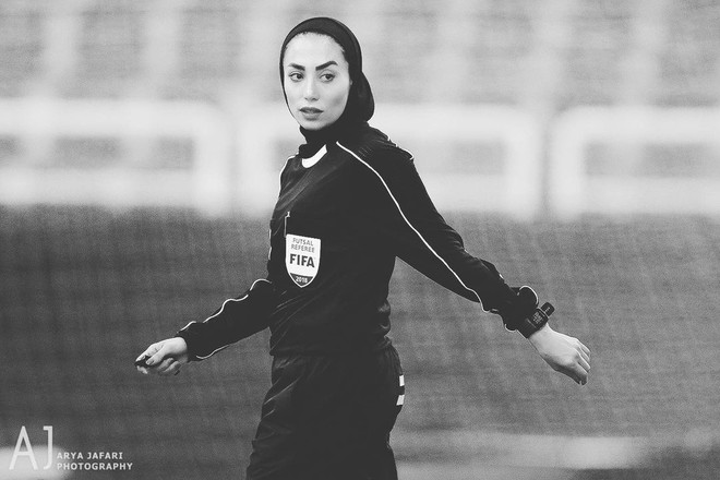 Bất ngờ với lý lịch nữ trọng tài Iran xinh đẹp bắt trận futsal Việt Nam đấu Lebanon - Ảnh 1.