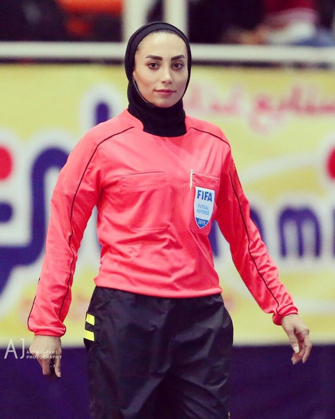 Bất ngờ với lý lịch nữ trọng tài Iran xinh đẹp bắt trận futsal Việt Nam đấu Lebanon - Ảnh 2.