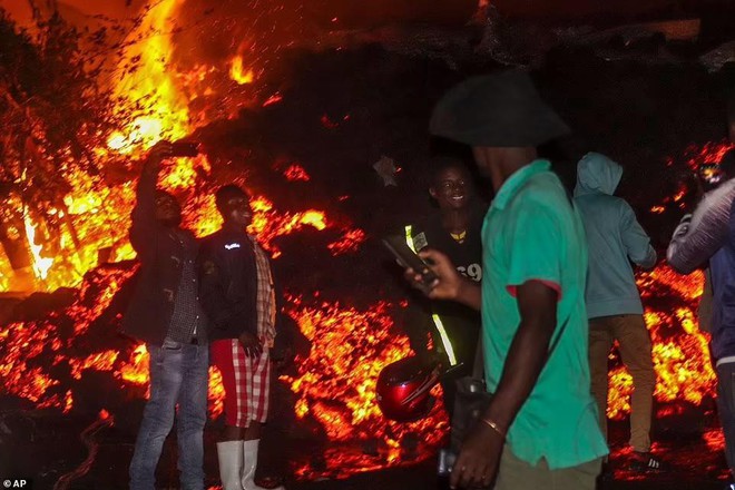 Núi lửa phun trào nhấn chìm nhà cửa ở Congo, 15 người thiệt mạng - Ảnh 8.