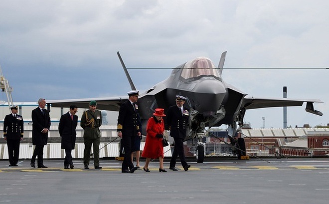 Nữ hoàng Elizabeth lên thăm tàu sân bay HMS Queen Elizabeth của Hải quân Hoàng gia Anh. (Ảnh: Royal Navy)