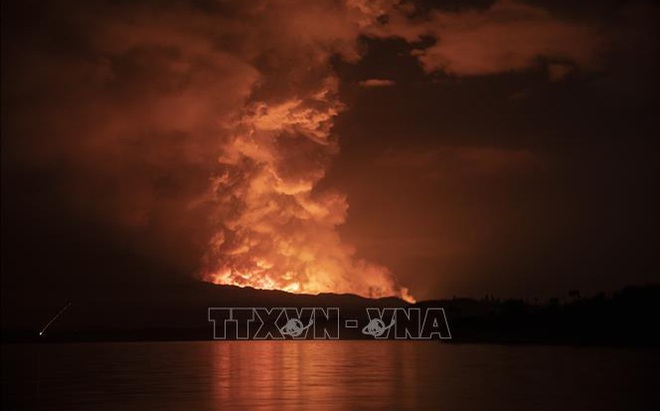 Cột khói phun lên từ miệng núi lửa Nyiragongo ở CHDC Congo ngày 22/5/2021. Ảnh: AFP/TTXVN