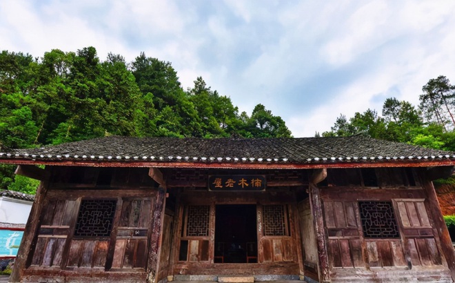 Toàn cảnh ngôi nhà của ông Dương được làm bằng gỗ sụ nam mộc quý giá. (Ảnh từ Kknews