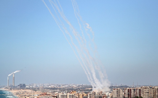 Rocket được phóng từ Dải Gaza xuống lãnh thổ Israel ngày 18/5/2021. Ảnh: THX/TTXVN