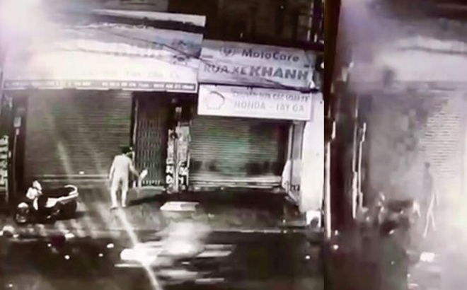 Trích xuất camera, thấy cảnh người đàn ông dùng xăng châm lửa đốt nhà 1 phụ nữ trong đêm ở Sài Gòn