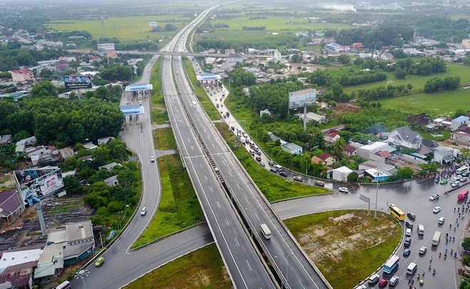 Giá thép tăng bất thường, tỷ phú Trần Đình Long cười, Vinaconex méo mặt - Ảnh 2.