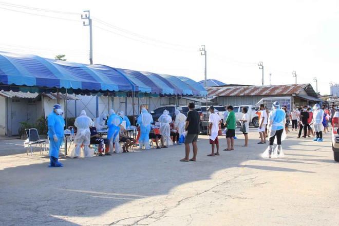 Thái Lan: Ổ dịch khổng lồ bùng phát trong 1 nhà máy khiến 2.111 người nhiễm Covid-19, lây ra xung quanh - Ảnh 1.