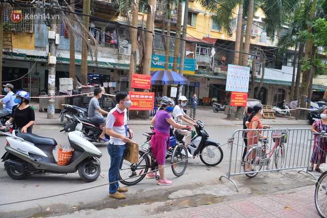Cận cảnh phiên chợ chống dịch Covid-19 ở Hà Nội: Người dân bỏ tiền vào xô, nhận đồ ở chậu - Ảnh 11.