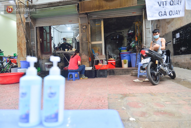 Cận cảnh phiên chợ chống dịch Covid-19 ở Hà Nội: Người dân bỏ tiền vào xô, nhận đồ ở chậu - Ảnh 14.