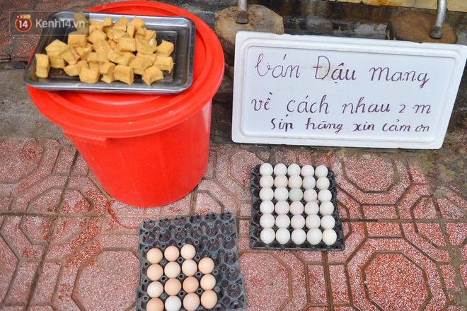 Cận cảnh phiên chợ chống dịch Covid-19 ở Hà Nội: Người dân bỏ tiền vào xô, nhận đồ ở chậu - Ảnh 8.