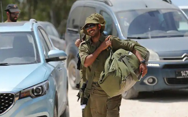 Binh sĩ Israel trở về nhà sau khi lệnh ngừng bắn ở Gaza có hiệu lực. Ảnh: EPA.