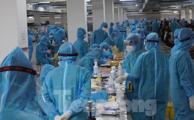 Nhân viên y tế lấy mẫu xét nghiệm cho công nhân ở Bắc Giang