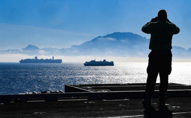 Một thủy thủ Mỹ đang chụp ảnh phía châu Phi của Eo biển Gibraltar từ boong tàu sân bay USS Harry S. Truman ngày 4/12/2018. Ảnh: Hải quân Mỹ