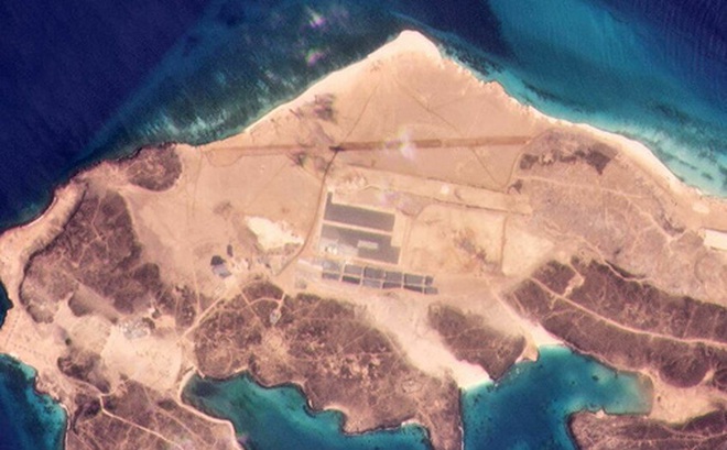Một đường băng dài 1,8 km đang được xây dựng trên đảo Perim. Ảnh: Planet Labs