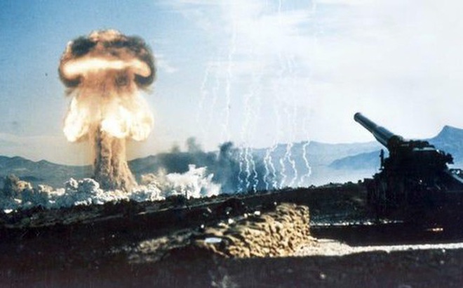 Hình ảnh vụ bắn thử một khẩu pháo nguyên tử M65 ngày 25 tháng 5 năm 1953. (Cục An ninh Hạt nhân Quốc gia Mỹ)