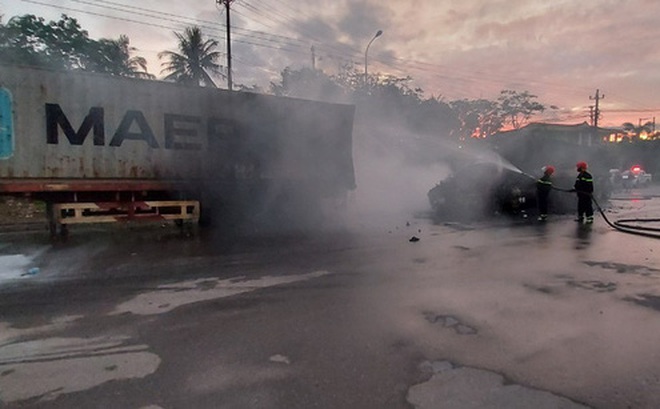 Lực lượng chức năng khống chế ngọn lửa sau khi xe đầu kéo tông vào container