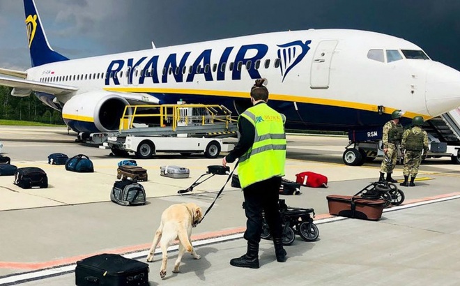 Kiểm tra máy bay của hãng Ryanair. Ảnh: WSJ.