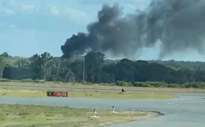 Cột khói bốc lên tại địa điểm máy bay rơi, bốc cháy. Ảnh: CNN