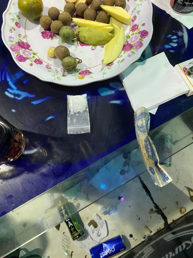 Quán ăn gia đình có phòng karaoke, nhóm nam nữ phê ma túy lắc lư giữa mùa dịch Covid-19 - Ảnh 1.