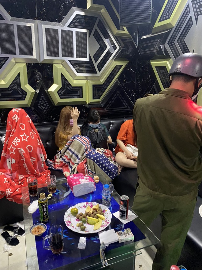 Quán ăn gia đình có phòng karaoke, nhóm nam nữ phê ma túy lắc lư giữa mùa dịch Covid-19 - Ảnh 2.