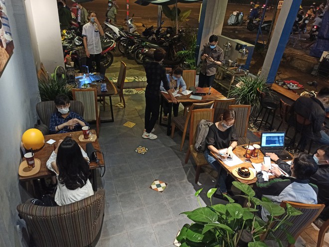 Quán cà phê Ghế Đẩu và  Đà Lạt Phố ở Sài Gòn bị phạt hàng chục triệu vì vi phạm quy định phòng dịch Covid-19 - Ảnh 1.