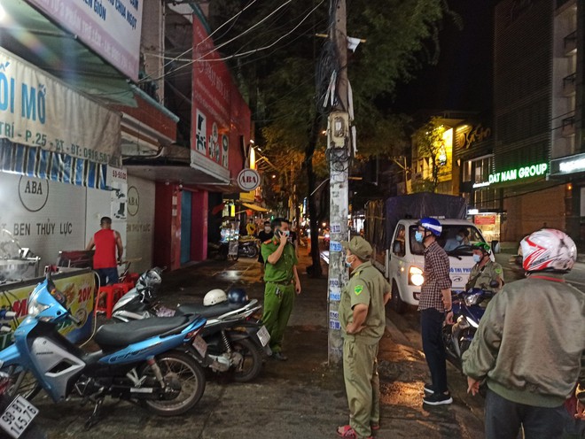 Quán cà phê Ghế Đẩu và  Đà Lạt Phố ở Sài Gòn bị phạt hàng chục triệu vì vi phạm quy định phòng dịch Covid-19 - Ảnh 4.