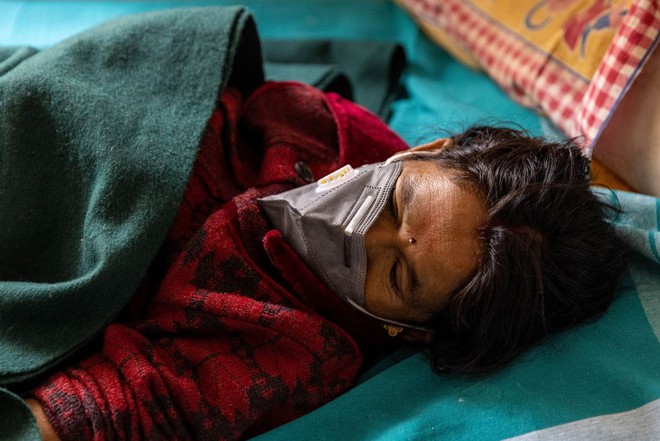 Cái chết trên dãy Himalaya: Cả làng chỉ có 1 bác sĩ, 1 bình oxy, dân nghèo và sợ đến mức không muốn xét nghiệm - Ảnh 3.