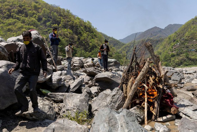 Cái chết trên dãy Himalaya: Cả làng chỉ có 1 bác sĩ, 1 bình oxy, dân nghèo và sợ đến mức không muốn xét nghiệm - Ảnh 8.