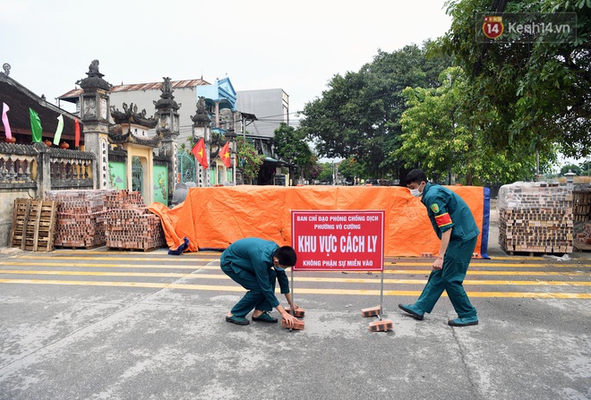  Ảnh: Dàn xe ben trọng tải lớn, chồng gạch, đặt ống cống để chốt chặn nhiều điểm cách ly ở Bắc Ninh - Ảnh 11.