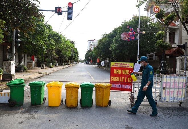  Ảnh: Dàn xe ben trọng tải lớn, chồng gạch, đặt ống cống để chốt chặn nhiều điểm cách ly ở Bắc Ninh - Ảnh 15.