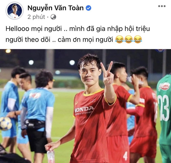 Văn Toàn khoe gia nhập hội triệu người theo dõi trên facebook, Tiến Linh lập tức vào cà khịa - Ảnh 1.