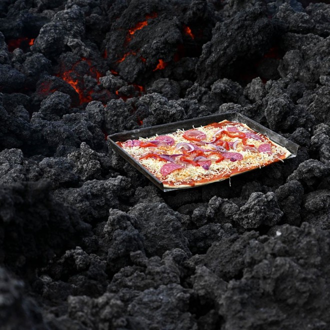 Độc đáo nướng bánh pizza trên núi lửa thách thức mọi thực khách - Ảnh 4.