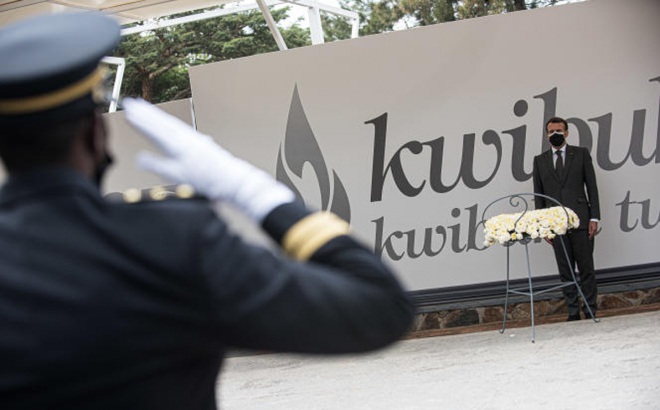 Ông Macron đặt hoa tại Đài tưởng niệm các nạn nhân diệt chủng Rwanda. (Ảnh: Le Monde)