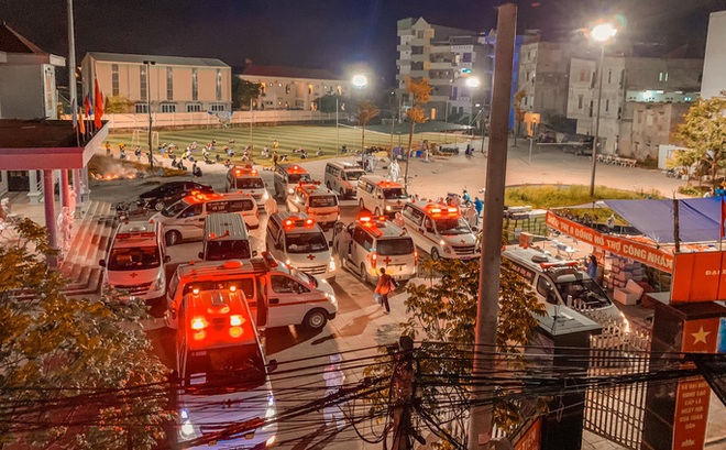 Hàng chục xe cấp cứu đưa 3.000 công nhân đi cách ly tập trung ngay trong đêm 27-5 - Ảnh: Trần Khánh Hoà
