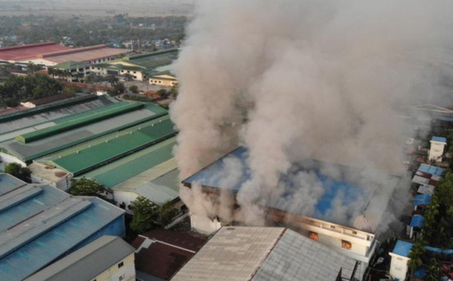 Một nhà máy Trung Quốc bị phóng hỏa ở Yangon. Ảnh: Reuters