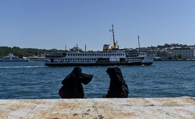 Tàu chở dầu khổng lồ mất lái, eo biển Bosphorus ngừng hoạt động - Ảnh 2.