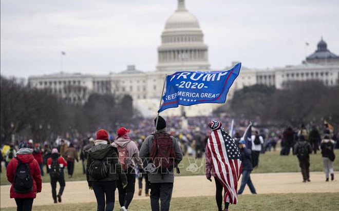 Người biểu tình tập trung bên ngoài tòa nhà Quốc hội Mỹ ở Washington DC., ngày 6/1/2021. Ảnh: THX/TTXVN