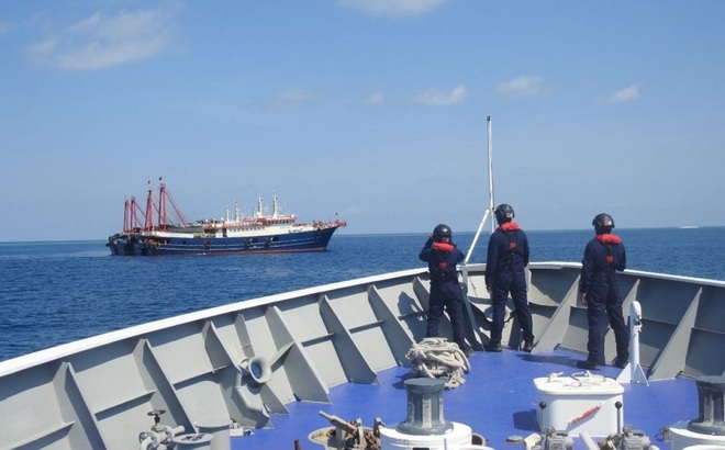 Philippines phản đối Trung Quốc liên tục triển khai tàu ở Biển Đông. Ảnh: Lực lượng bảo vệ bờ biển Philippines/Reuters