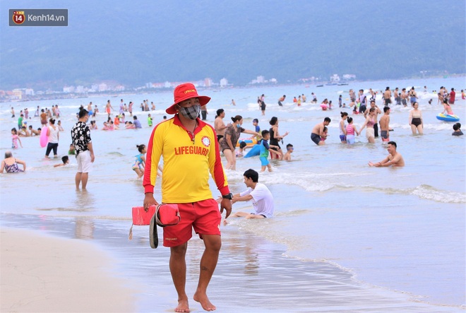 Nhiều người dân và du khách đeo khẩu trang khi tắm biển Đà Nẵng - Ảnh 13.