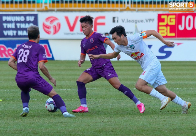 Cầu thủ Bình Dương chảy máu vẫn tiếp tục thi đấu, CLB HAGL bị tố chơi không fair-play - Ảnh 6.