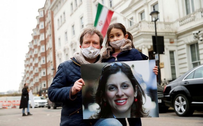 Chồng và con gái của nhân viên cứu trợ người Anh-Iran Nazanin Zaghari-Ratcliffe bên ngoài Đại sứ quán Iran ở London. Ảnh: Reuters