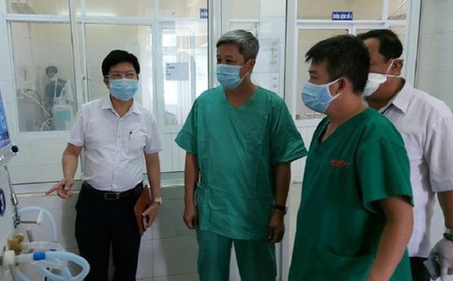 Thứ trưởng Nguyễn Trường Sơn (giữa) kiểm tra công tác chuẩn bị của các bệnh viện trên địa bàn Đà Nẵng- Ảnh: Anh Văn