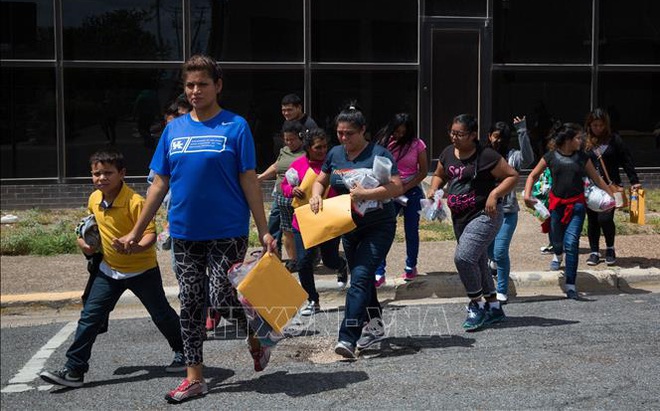 Người nhập cư di chuyển tại McAllen, bang Texas, Mỹ sau khi được trả tự do khỏi khu tạm giữ theo chính sách dưới thời chính quyền cựu Tổng thống Donald Trump, ngày 17/6/2018. Ảnh tư liệu: AFP/TTXVN