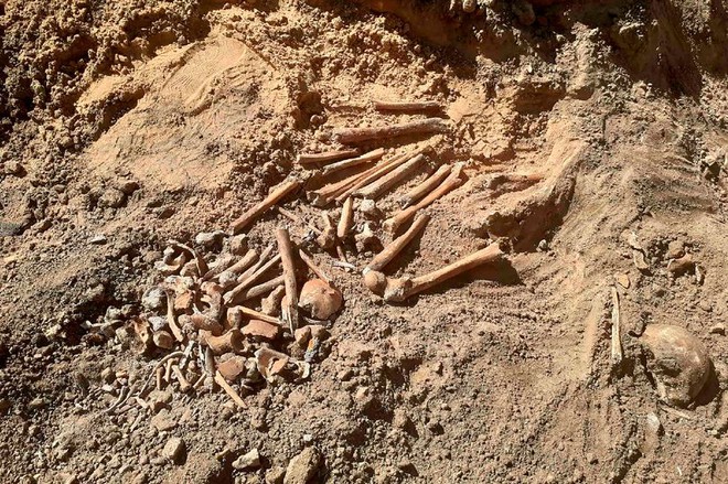 Kinh hoàng phát hiện mộ tập thể chôn 500 phụ nữ và trẻ em - Ảnh 1.